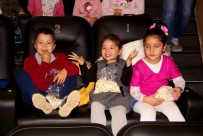 PATLAMIŞ MISIR - Köy Okullarından Gelen Öğrenciler Aileleriyle Birlikte Film İzledi