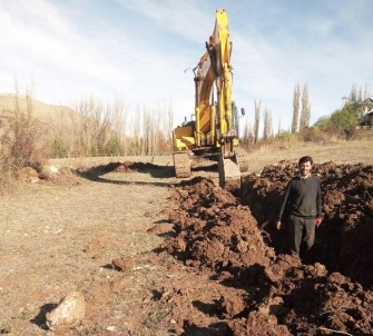 Köyde Genç Nüfus Kalmayınca Alt Yapı İş Muhtar Ve İmama Kaldı