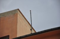 Okulun Paratoner Kablolarını Söküp Yakarken Yakalandılar