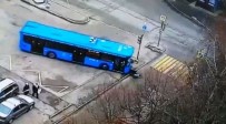 MADDE BAĞIMLILIĞI - Rusya'da Halk Otobüsü Yaşlı Kadını Ve Torununu Ezdi