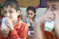 SÜT DAĞITIMI - 'Süt Senin Gurur Mersin'in Projesi İle 56 Bin Öğrenci Ücretsiz Süt İçiyor
