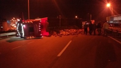 Tuğla Yüklü Tır Devrildi Açıklaması 2 Yaralı