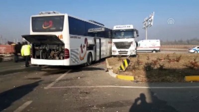 Yolcu otobüsüyle TIR çarpıştı: 2 ölü, 20 yaralı