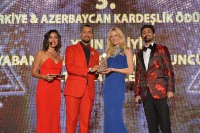 AK Parti Kurucu Üyesi, İstanbul Eski Milletvekili Kuzu'ya 'Yılın En İyi Siyasetçisi' Ödülü
