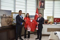 ALTIN MADALYA - Başkan Beyoğlu Şampiyonu Ödüllendirdi