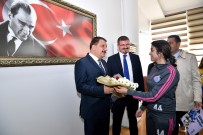 BAYAN FUTBOL TAKIMI - Başkan Gürkan'dan Bayan Futbol Takımına Destek