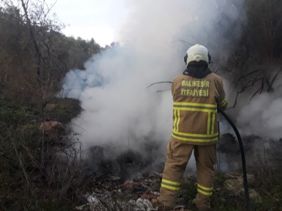 Burhaniye'de Arazi Yangınını İtfaiye Söndürdü