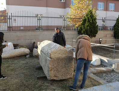 Çorum'da yol yapımı sırasında 2 bin yıllık lahit bulundu