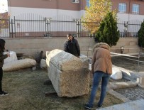 LAHİT - Çorum'da yol yapımı sırasında 2 bin yıllık lahit bulundu