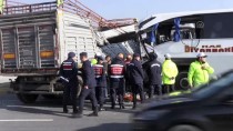 GÜNCELLEME - Afyonkarahisar'da Yolcu Otobüsü, Tıra Çarptı Açıklaması 2 Ölü, 22 Yaralı