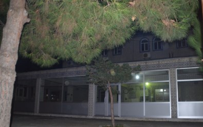 Hırsız, Camideki Sadaka Kutusunu Ve Telefonu Çaldı