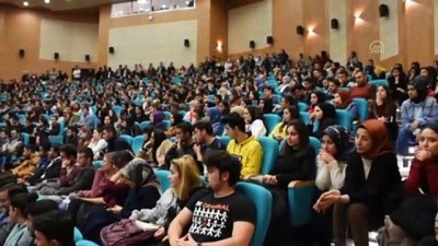 KAEÜ Rektörü Karakaya, Bağlama Çalıp Öğrencilerle Türkü Söyledi