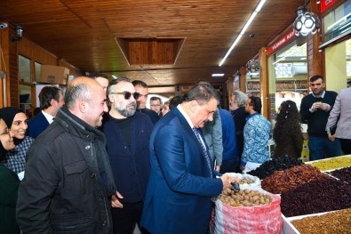 Sanatçılar Kayısı Pazarında