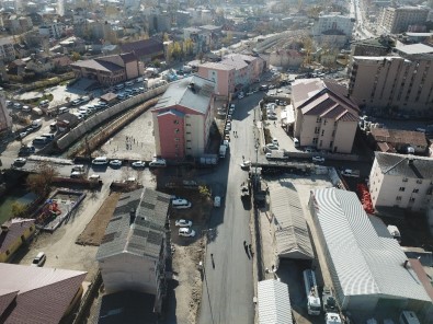 Yüksekova'da Yol Asfaltlama Çalışması