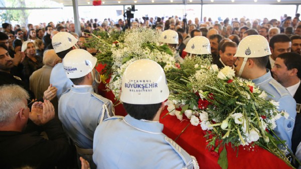 Usta oyuncu Yıldız Kenter son yolculuğuna uğurlandı