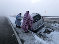 KARLA MÜCADELE - Doğu Anadolu'da Kar Ve Tipi Ulaşımda Aksamalara Neden Oldu
