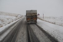 KARAYOLLARI - Van'da, 2730 Rakımlı Güzeldere Geçidi'nde Kar Yağışı