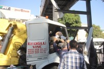 ÜST GEÇİT - Baba Oğul Direğe Çarpan Çekicide Sıkıştı