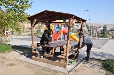 Cizre'de Parklarda Temizlik Ve Onarım Çalışmaları