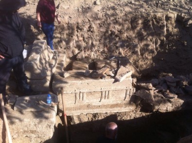 Defineciler Tarihi Alanlara Dadandı