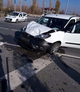 Hafif Ticari Araçla Otomobil Çarpıştı Açıklaması 6 Yaralı