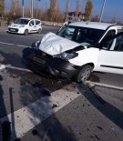 Hafif Ticari Araçla Otomobil Çarpıştı Açıklaması 6 Yaralı Haberi