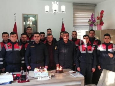 Jandarma Ekibinden Komutanları Teğmen Yassıkaya'ya Doğum Günü Sürprizi
