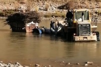 İŞ MAKİNESİ - Kısa Yoldan Gitmek İstedi, Suda Mahsur Kaldı