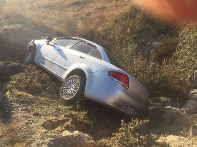 Manisa'da Otomobil Şarampole Yuvarlandı Açıklaması 2 Yaralı