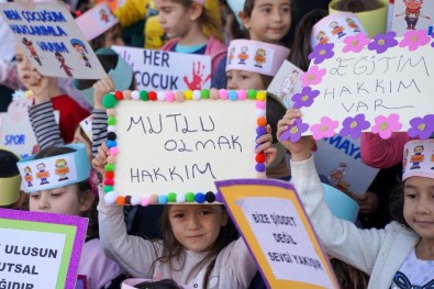 Muratpaşalı Minikler, Haklarını Pankartlarla Gösterdi