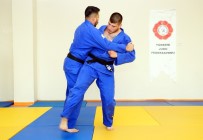AMATÖR - (Özle Haber) Boş Zamanını Geçirmek İçin Başladığı Judo Sporunda Avrupa Üçüncüsü Oldu