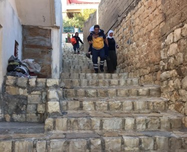 Sağlık Görevlisi, Yaşlı Hastayı Sırtına Alarak Ambulansa Taşıdı