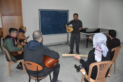 Tatvan Belediyesinin Açtığı Bağlama Kursuna Yoğun İlgi