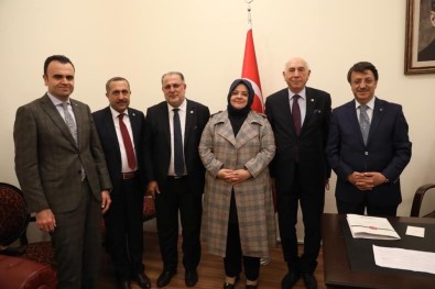 AK Parti Milletvekilleri Bakan Selçuk'la Görüştü