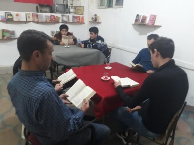 Bu Kıraathanede Kitap Okuyana Çay Ücretsiz