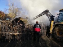 İTFAİYE ARACI - Çatak'ta Ot Yangını