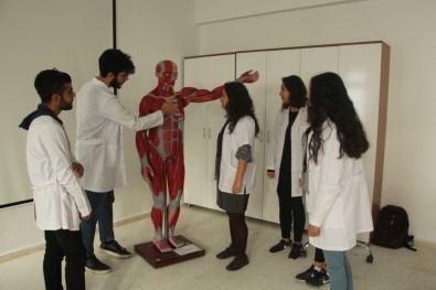 Hemşirelik Bölümü Öğrencileri 'Anatomi Laboratuvarı'nda Geleceğe Hazırlanıyor