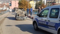 KAYABAŞı - Kaldırıma Çarpan Otomobil Ters Döndü