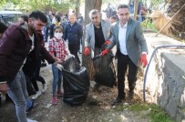 DAVUT SINANOĞLU - Kaymakam Çocuklarla El Ele Verip Sokakları Temizledi