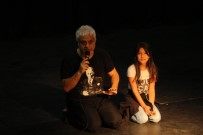 TİYATRO OYUNCUSU - Kuşadası Belediyesi'nden Çocuklarda Tiyatrosu Hediyesi