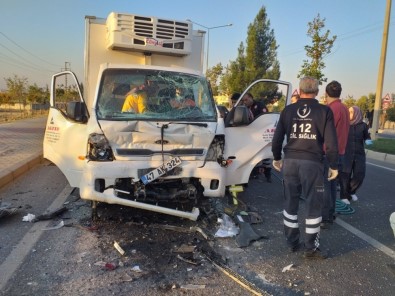 Mardin'de Kamyonet, Özel Halk Otobüsü İle Çarpıştı Açıklaması 1 Yaralı