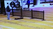 SULTANAHMET - Tarihi Camilerden Ayakkabı Hırsızlığı Kamerada