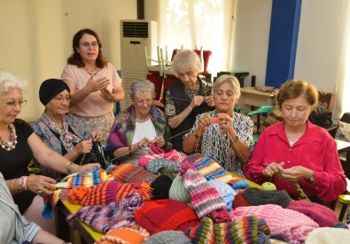 Yaşlılar Örüyor Antalya'nın Köy Okulundaki Minikler Isınıyor