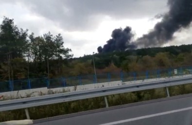 Çekmeköy'de Askeri Alanda Çıkan Orman Yangını Kontrol Altına Alındı
