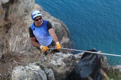 Dağcılardan Dünyaca Ünlü Falezlerde Halatlarla Çevre Temizliği