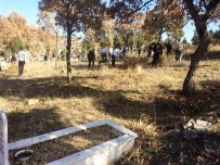 GÖZLEME - Erkekler Mezarlığı Temizledi, Kadınlar Gözleme Hayrı Yaptı