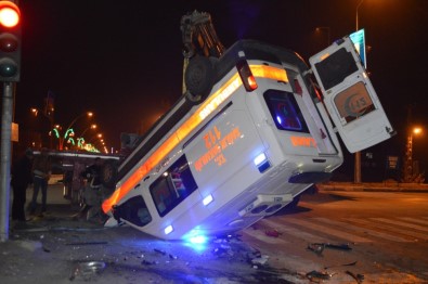 Hasta Taşıyan Ambulans Otomobille Çarpıştı Açıklaması 1 Ölü, 9 Yaralı