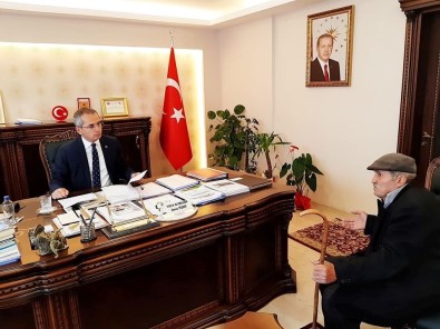 Kaymakam Pişkin İhtiyaç Sahibi Yaşlı Karı Kocanın Eşyalarını Teslim Etti