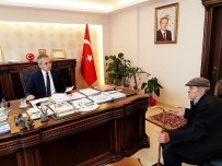 DENIZ PIŞKIN - Kaymakam Pişkin İhtiyaç Sahibi Yaşlı Karı Kocanın Eşyalarını Teslim Etti