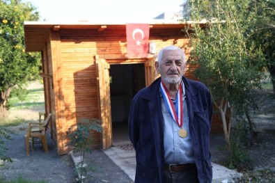 Otostop Çekerek Çıktığı Ülkesine 66 Yıl Sonra Döndü